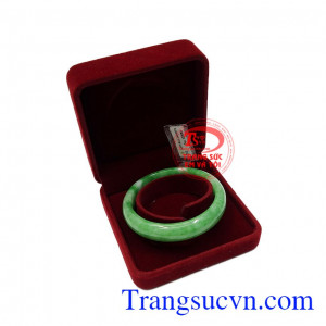 Sản phẩm phù hợp với người mệnh hỏa và mệnh mộc. Vòng ngọc cẩm thạch sang trọng