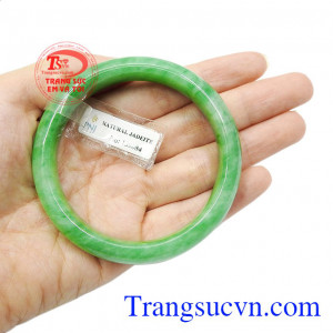 Ngọc cẩm thạch thiên hợp mệnh mang lại sự bình an và tài lộc. Vòng ngọc cẩm thạch sang trọng