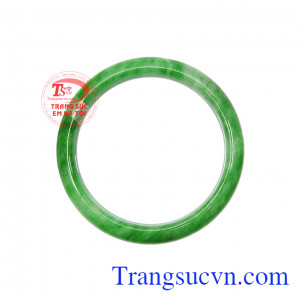 Chế tác kiểu bản hẹ, tinh tế và đẹp mắt. Vòng ngọc cẩm thạch sang trọng