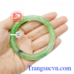 Ở Trung Quốc thời xưa, chỉ những vua chúa, giới quý tộc mới có thể sở hữu loại ngọc quý này. Vòng ngọc jadeite an khang
