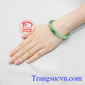 Hiện nay, các sản phẩm từ ngọc cẩm thạch đã trở nên phổ biến và được sử dụng rộng rãi. Vòng ngọc jadeite an khang