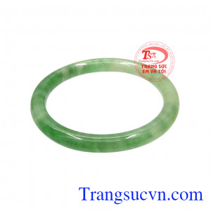 Vòng ngọc jadeite bình yên được ưu tiên lựa chọn làm quà tặng cho các bà, các mẹ. 
