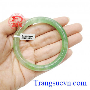 Những năng lượng từ ngọc cẩm thạch làm giải tỏa căng thẳng, mệt mỏi, mang đến tinh thần thư thái, lạc quan và yêu đời. Vòng ngọc jadeite bình yên