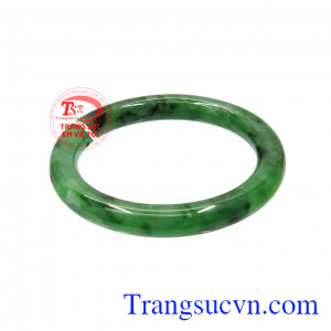 Vòng ngọc jadeite đẹp chế tác kiểu bản tròn, tinh tế và trang nhã. 