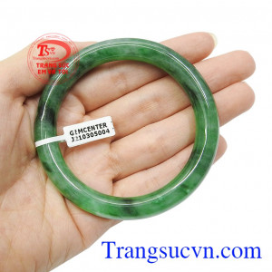 Không chỉ là trang sức phong thủy, mà khi mang ngọc này thường xuyên còn có tác dụng cải thiện sức khỏe, giảm đi sự căng thẳng, mệt mỏi. Vòng ngọc jadeite đẹp