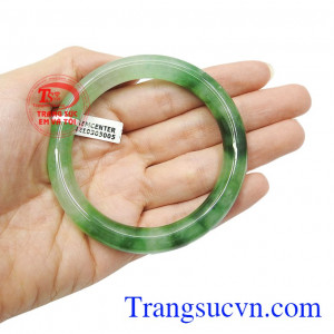 Nhiều người tin rằng, việc đeo ngọc này thường xuyên sẽ mang đến bình an, may mắn và tài lộc. Vòng ngọc jadeite hợp mệnh
