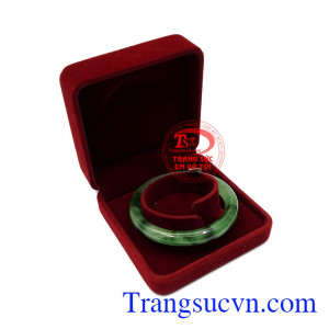 Vòng ngọc jadeite hợp mệnh hỏa và mệnh mộc.