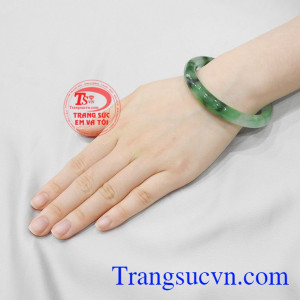 Những năng lượng tích cực từ đá này còn mang đến sự thư thái, giải tỏa căng thẳng và tinh thần lạc quan. Vòng ngọc jadeite hợp mệnh