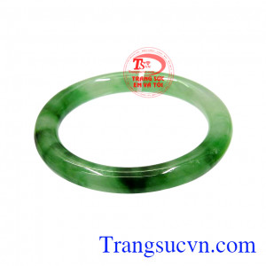 Vòng ngọc jadeite hợp mệnh được chế tác theo kiểu bản tròn, sang trọng và tinh thế.