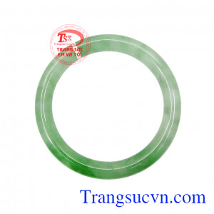 Chế tác kiểu bản tròn, trẻ trung và trang nhã. Vòng ngọc jadeite như ý