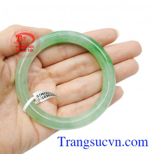 Sản phẩm dễ dàng kết hợp cùng nhiều kiểu trang phục. Vòng ngọc jadeite như ý