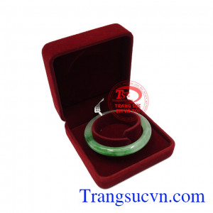 Không chỉ làm trang sức mà loại ngọc này còn mang đến bình an và tài lộc. Vòng ngọc jadeite như ý
