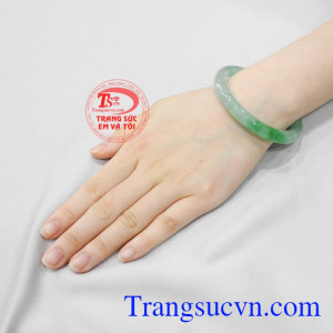 Ngọc cẩm thạch là một trong những loại ngọc quý mà chỉ có vua chúa hay người quý tộc thời xưa mới được sử dụng. Vòng ngọc jadeite như ý