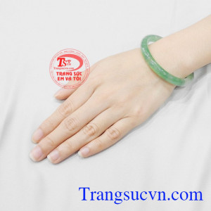 Chính vì thế mà ngọc cẩm thạch rất được ưa chuộng. Vòng ngọc jadeite phú quý