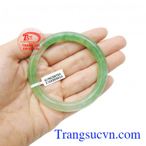Loại ngọc quý này mang đến may mắn và tài lộc cho người dùng. Vòng ngọc jadeite phú quý