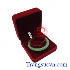 Vòng ngọc jadeite phú quý có giấy kiểm định đá quý uy tín.