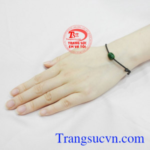 Vòng tay cẩm thạch an nhiên tinh tế.