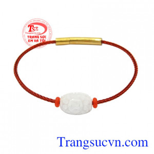 Vòng tay cẩm thạch vượng khí được chạm khắc đầy tinh tế hình kim tiền tài lộc.