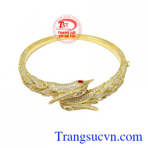 Sản phẩm này sẽ mang đến vẻ sang trọng và thịnh vượng đến cho phái đẹp.