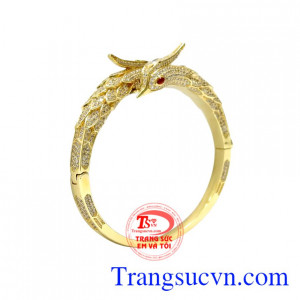 Theo truyền thuyết, phượng hoàng là linh vật bất tử và tái sinh vòng đời của nó không bao giờ kết thúc.