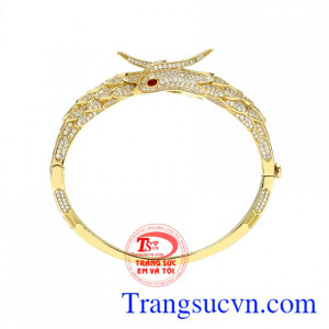 Vòng tay phượng hoàng quý phái được chế tác đầy công phu từ vàng 18k tạo nên một sản phẩm hoàn mỹ.