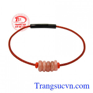 Vòng tay thạch anh dâu hồng đáng yêu và rất đặc biệt.