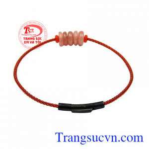 Không chỉ màu đá bắt mắt và độc đáo, thạch anh dâu còn mang đến nhiều điều may mắn về phong thủy cho người đeo.