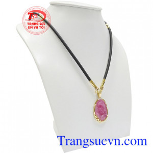 Đức Mẹ Maria mang ý nghĩa của sự chở che, dìu dắt con người qua khó khăn, ngài luôn yêu thương, ban phước lành cho mỗi người