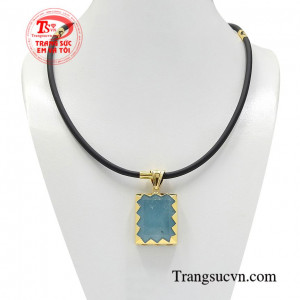 Bộ mặt dây aquamarine chất lượng là sự kết hợp của mặt dây đá quý thiên nhiên và dây cao su bọc vàng chất lượng.