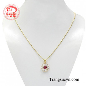 Bộ mặt dây ruby tài lộc là sự kết hợp hoàn mỹ giữa mặt dây ruby thiên nhiên và dây chuyền vàng sáng bóng.