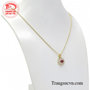 Bộ sản phẩm này vừa mang đến vẻ quý phái, thanh lịch vừa mang đến nhiều may mắn, bình an cho người đeo.