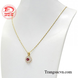 Bộ mặt dây này sẽ giúp các quý cô tỏa sáng khi kết hợp cùng những bộ đồ sang trọng.