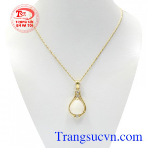 Bộ mặt dây saphir quý phái là sản phẩm mới của trang sức Em và Tôi được nhiều người yêu thích và lựa chọn.