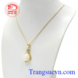 Bộ sản phẩm này sẽ giúp cho các cô gái tôn lên được nét duyên dáng, thanh tú của người con gái Á Đông.