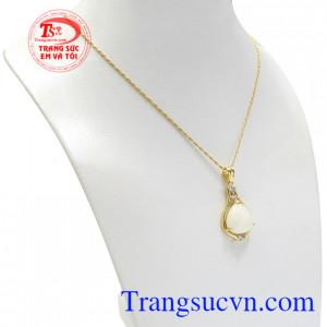 Không chỉ vậy, khi đeo bộ mặt dây này các quý cô còn gặp thêm nhiều vận may và bình an.