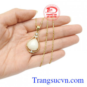 Bộ mặt dây saphir quý phái xinh xắn.