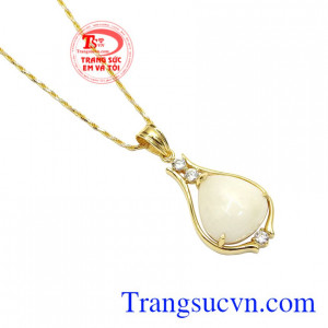 Bộ mặt dây saphir quý phái tinh tế.