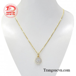 Bộ mặt dây vàng tây ấn tượng là sự kết hợp giữa mặt dây chuyền tinh tế và dây chuyền vàng sáng bóng.