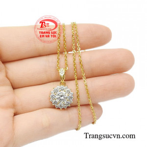 Bộ mặt dây vàng tây ấn tượng tinh xảo.