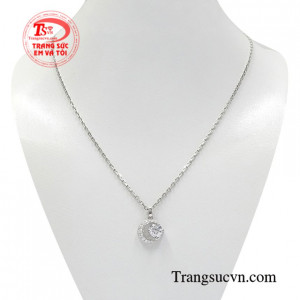 Bộ mặt dây vàng trắng thanh lịch là sự kết hợp hoàn hảo giữa mặt dây tinh tế và dây chuyền vàng trắng sáng bóng.