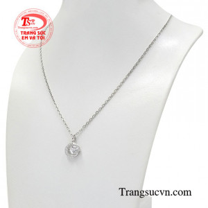 Không chỉ vậy bộ mặt dây này còn rất dễ phối cùng các trang phục khác nhau đem lại vẻ thời trang cho người đeo.