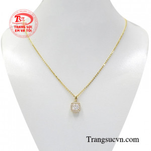 Bộ mặt nữ vàng tây thanh lịch kiểu dáng xinh xắn và đầy nữ tính.