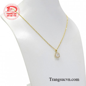 Bộ sản phẩm là sự kết hợp hoàn hảo của mặt dây chuyền thanh tú và dây chuyền vàng sáng bóng mang đến vẻ duyên dáng đến cho người đeo.