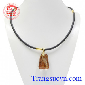 Bộ mặt thạch anh tóc đẹp là sự kết hợp tuyệt vời giữa mặt dây thạch anh tóc thiên nhiên và dây chuyền cao su bọc vàng chất lượng.