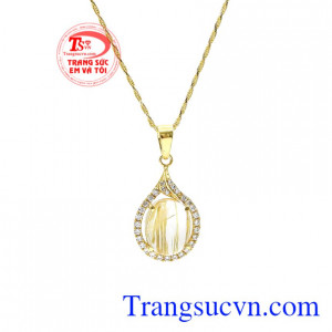 Bộ mặt thạch anh tóc quý phái tinh tế.