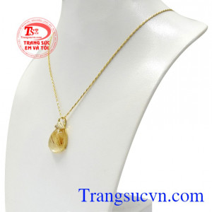 Trang sức vàng đá quý gần đây được rất nhiều khách hàng ưa chuộng, giúp phái đẹp toát lên được vẻ kiêu sa, sang trọng mà lại vẫn hợp thời trang.