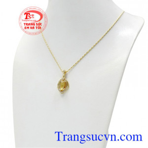 Bộ sản phẩm này sẽ giúp các cô gái khoe được bờ vai thon gọn và đầy lôi cuốn.