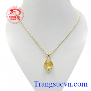 Bộ mặt thạch anh tóc trang nhã là sự kết hợp hài hòa của mặt dây thạch anh tóc thiên nhiên và dây chuyền vàng chất lượng.