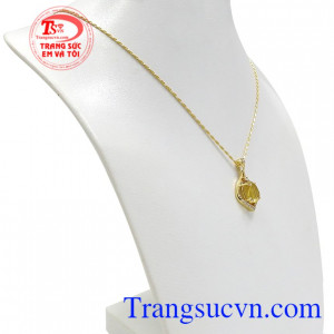 Không chỉ vậy mặt dây thạch anh tóc còn mang lại một tinh thần sàng khoái, luôn yêu đời, vui tươi.