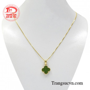 Bộ mặt vàng nephrite tài lộc mang đến vẻ đẹp duyên dáng và đầy nữ tính đến cho người đeo.